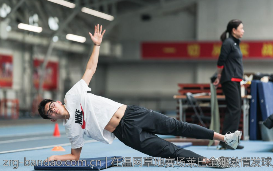 在温网草地赛场莱巴金娜激情发球点燃全场